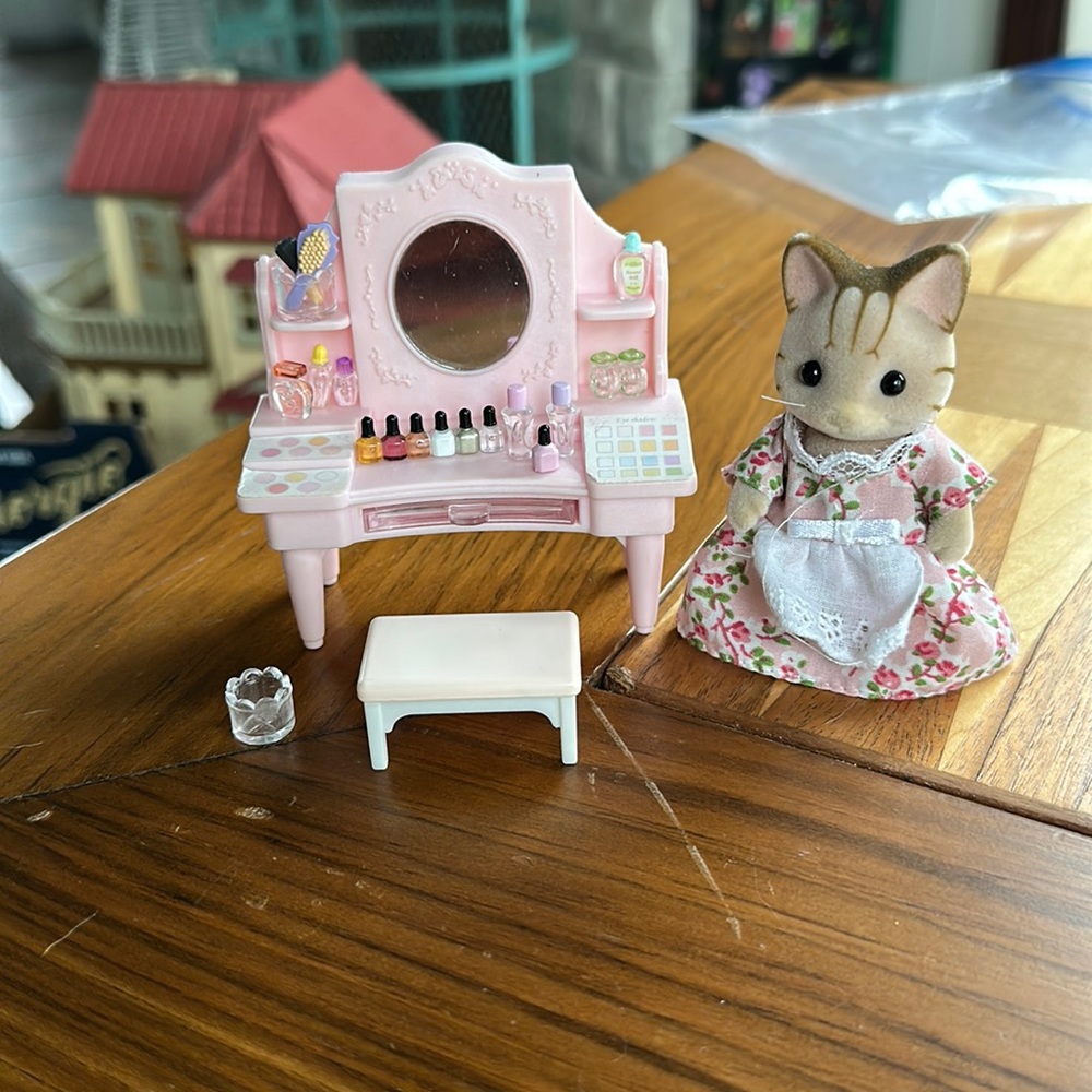 Calico Critters LIKE NEW vanity set